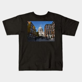 St Paul’s Cathedral and people from different walks of life Kids T-Shirt